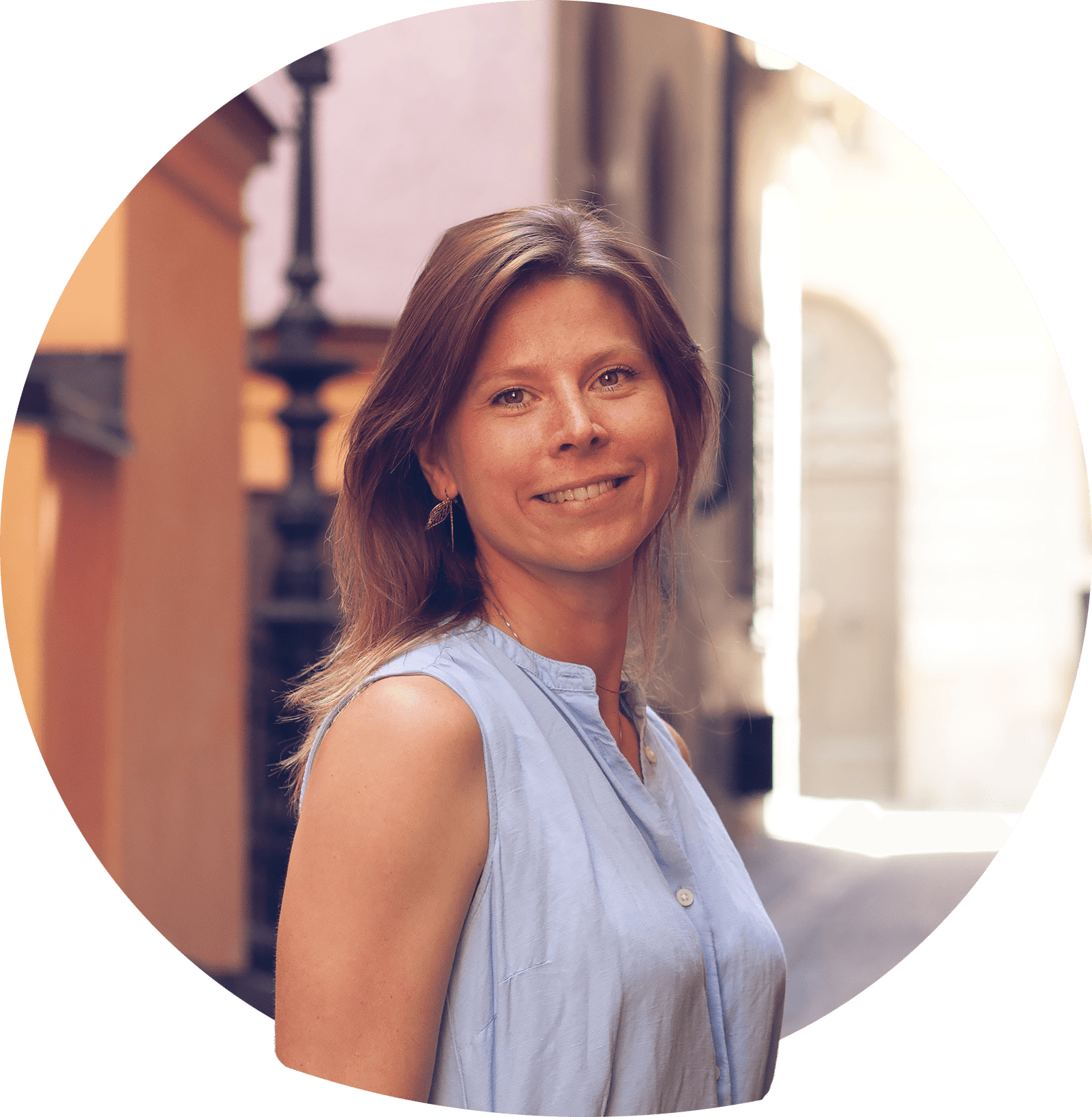 Frida F smilende med blondt skulderlangt hår i sort trøje med krave. Foto.