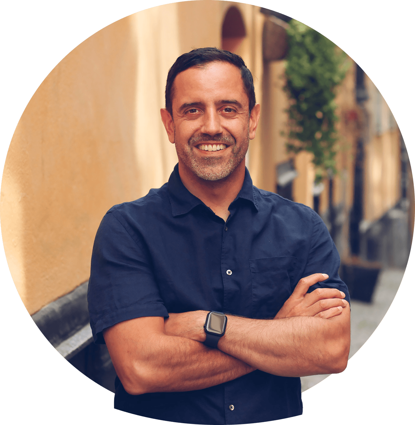 Marcos stort smil med kort, sort hår i lyseblå poloshirt. Foto.