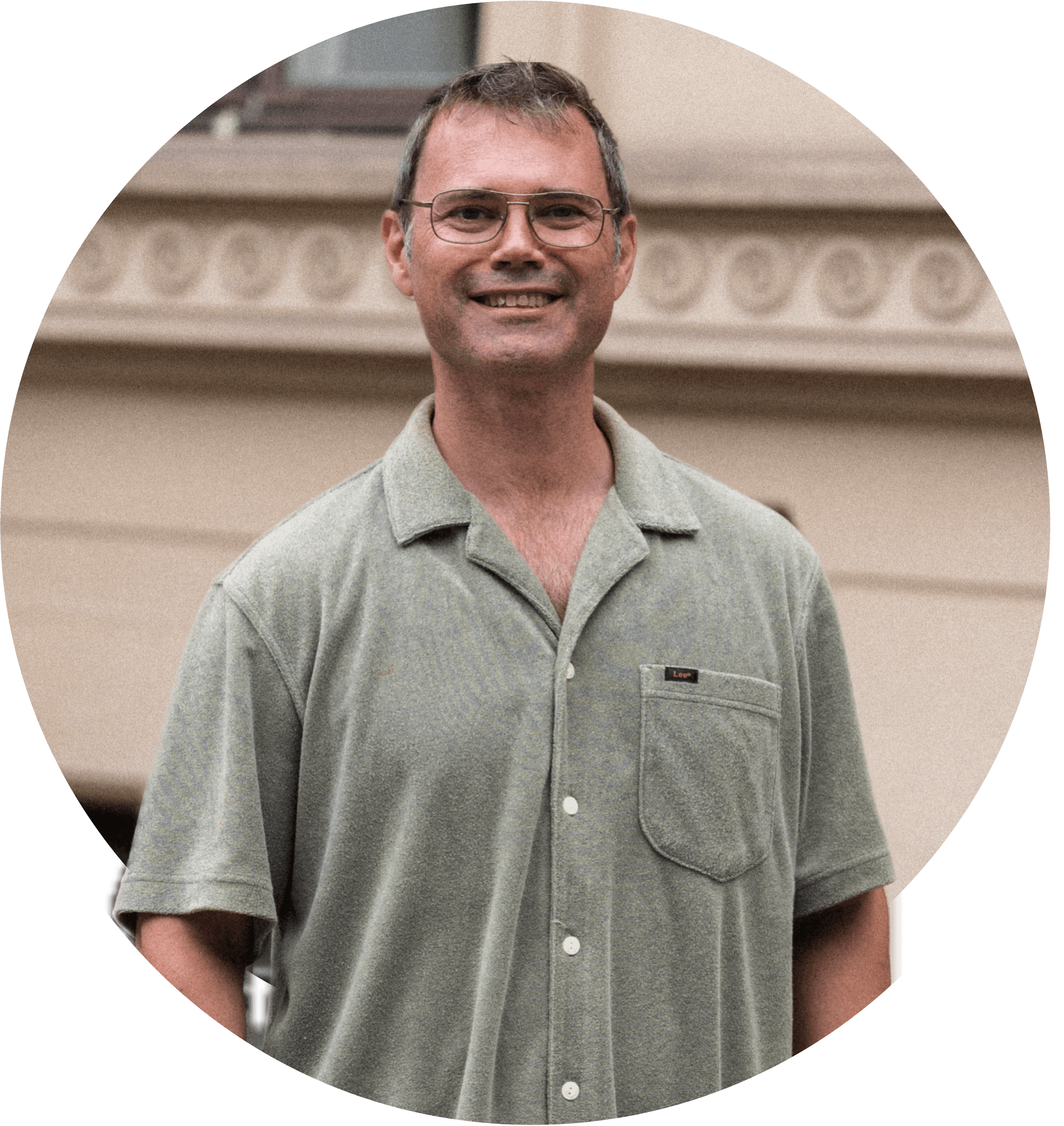 Thorstein smiler, iført en grøn skjorte, med kort hår og briller. Foto.