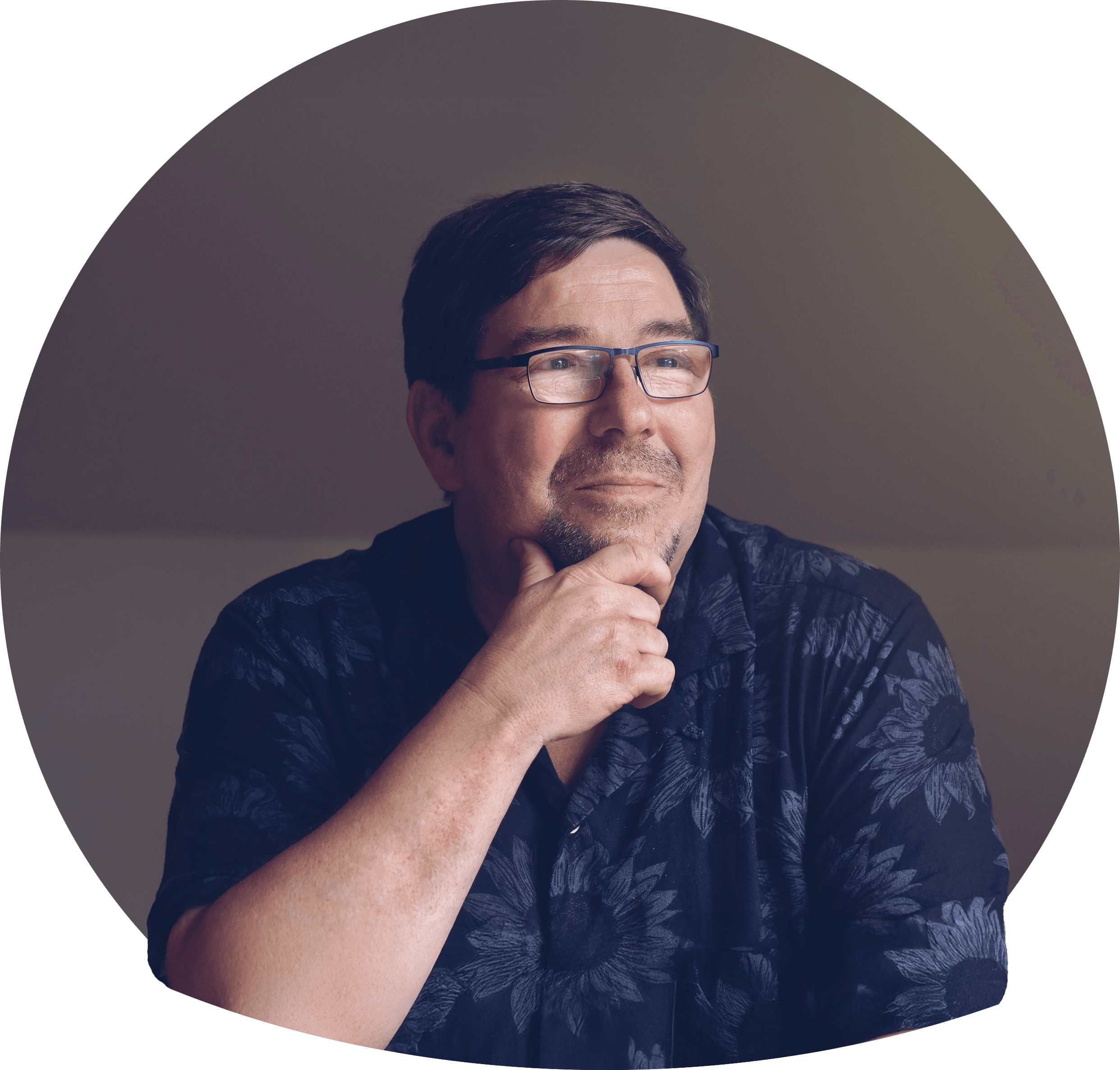 Raouf i lys skjorte, mørkebrunt hår og kort skæg. Bærer briller. Foto.